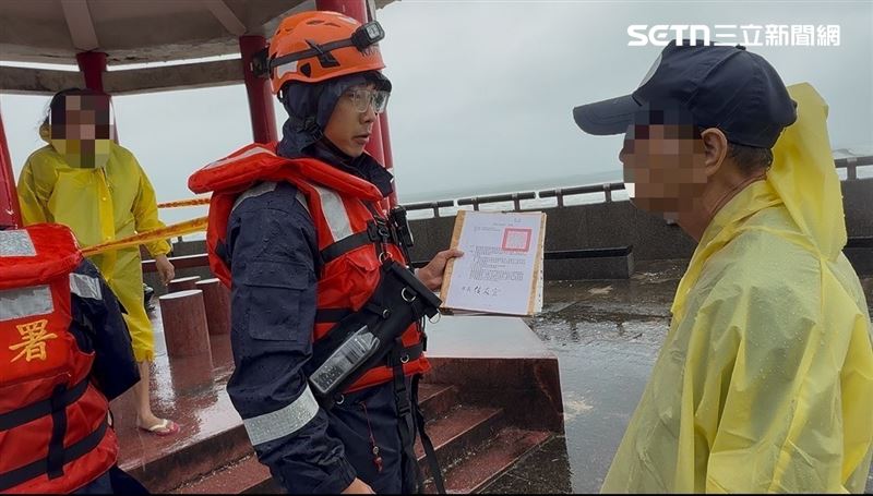颱風天玩命觀浪,海巡署北部分署今日在新北、宜蘭開出8張舉發單。(圖/翻攝畫面)