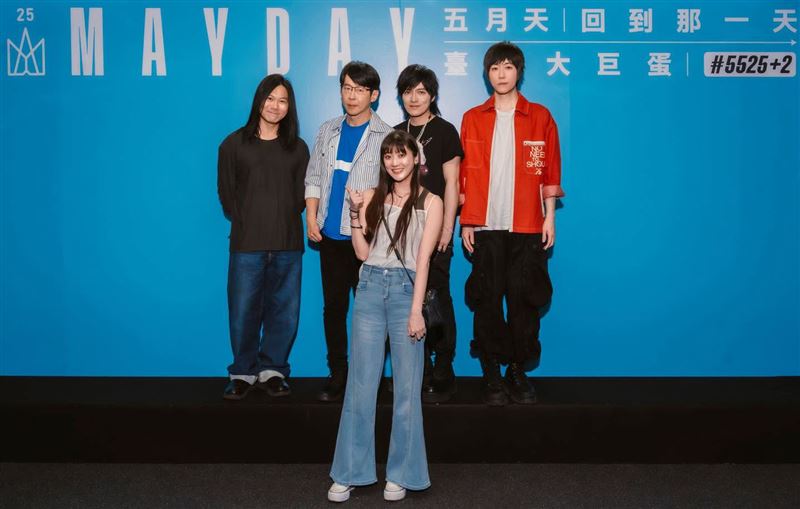 林逸欣在社群分享終於收到與五月天的後台合照。(圖/翻攝自林逸欣 Shara臉書)
