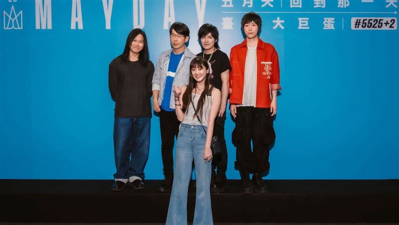 林逸欣曬五月天合照 阿信親回:妳被騙了