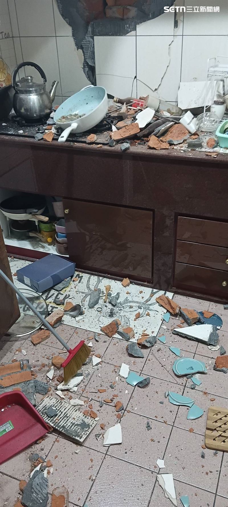 颱風巴威強風驟雨,基隆中正區發生落石災情,民宅被擊中受損。(圖/翻攝畫面)