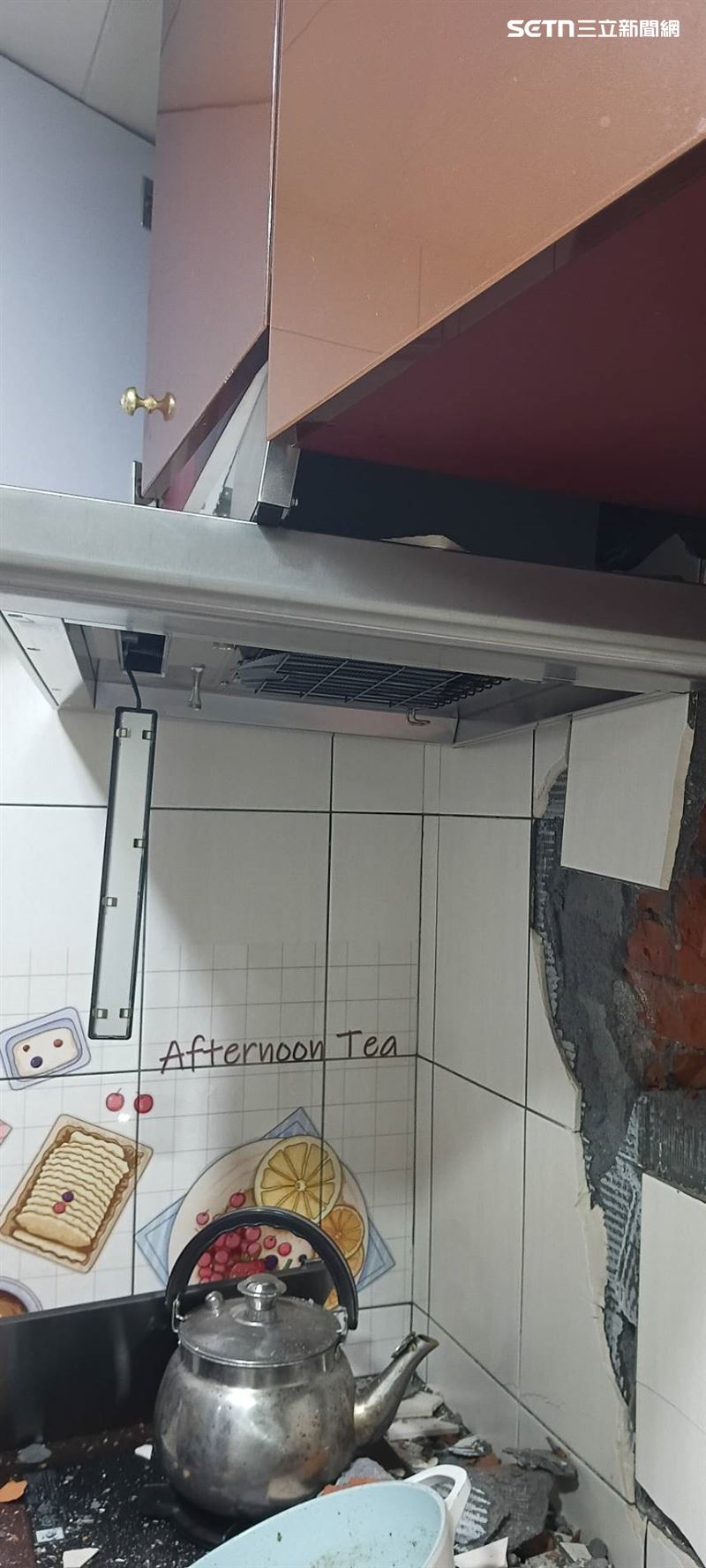颱風巴威強風驟雨,基隆中正區發生落石災情,民宅被擊中受損。(圖/翻攝畫面)