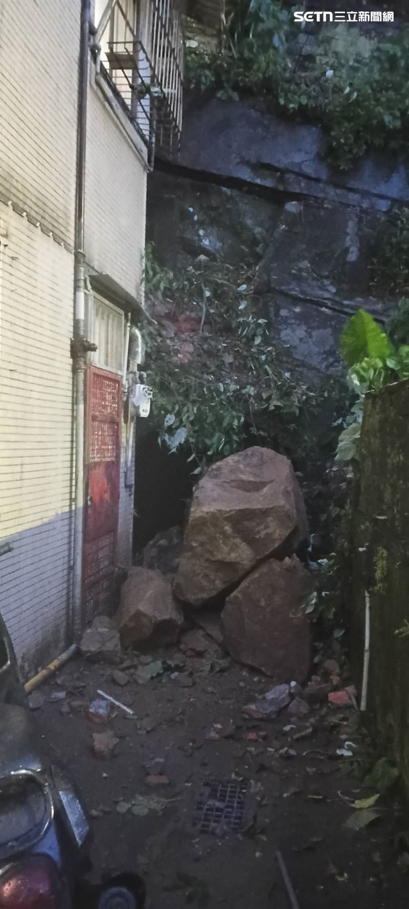 基隆中正區民宅遭掉落巨石重擊,2樓、3樓房間受損,市府緊急安置住戶。(圖/翻攝畫面)