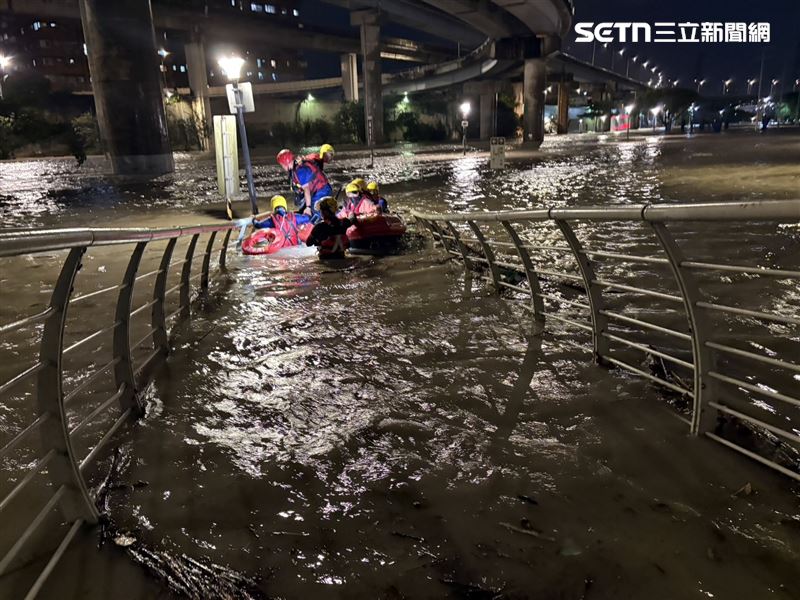 萬華區華江雁鴨自然公園堤外區積水,水深達1公尺,造成3名男子受困。(圖/翻攝畫面)