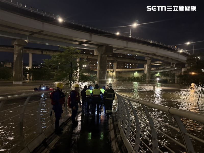 萬華區華江雁鴨自然公園堤外區積水,水深達1公尺,造成3名男子受困。(圖/翻攝畫面)