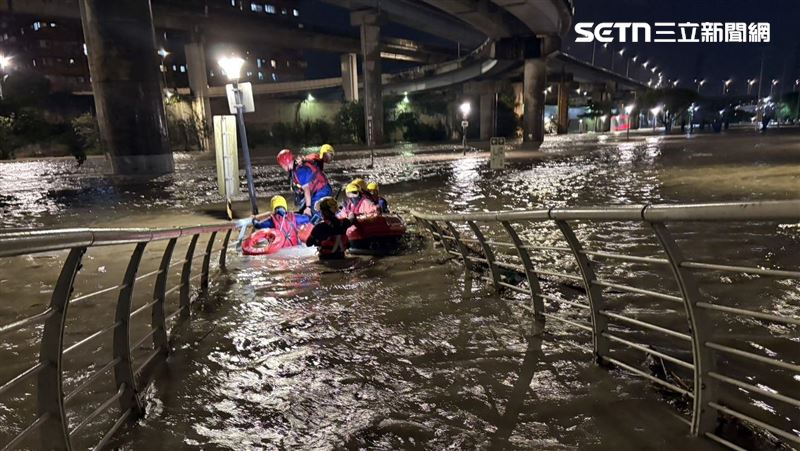 巴威雨炸台北!3男困萬華堤外公園險滅頂