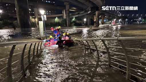 巴威雨炸台北！3男困萬華堤外公園險滅頂