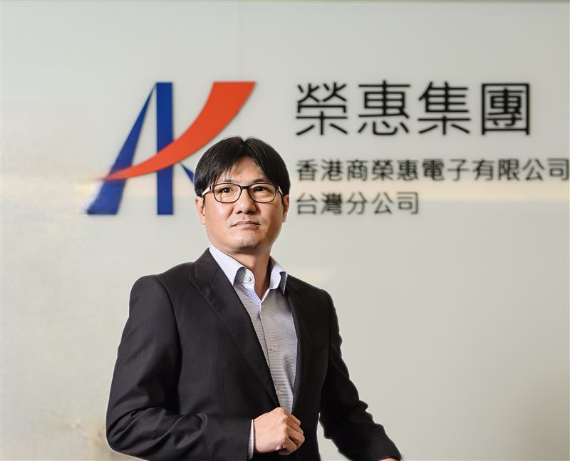 榮惠-KY第二季營收5.12億元創歷史新高,AI伺服器液冷業務成為主要成長動能。面對原物料漲勢,公司大幅縮短成本轉嫁時差以維持獲利。展望下半年,除新伺服器客戶貢獻外,墨西哥據點預計第四季量產,將進一步搶攻北美車用PCB商機。圖為榮惠董事長劉世璘。(圖/榮惠提供)