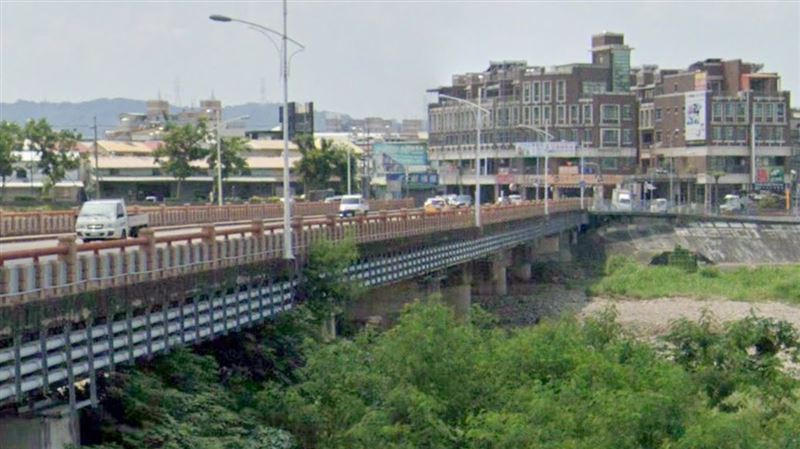 台中大里區立仁橋發生命案,一名男子在橋下死亡多時。(圖/翻攝google maps)