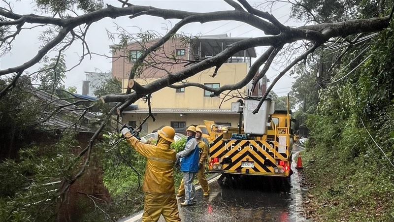 颱風巴威侵襲　新北市晚間逾1900戶仍停電