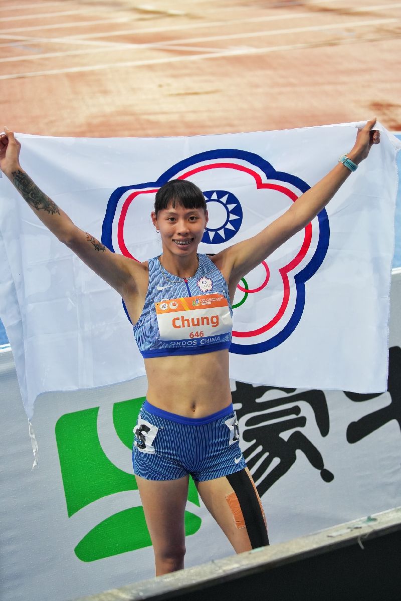2026亞洲U23田徑錦標賽在中國舉行，台灣女將鍾欣儒（圖）11日在女子400公尺跨欄以刷新個人最佳成績的57秒41拿下金牌。（中華民國田徑協會提供）