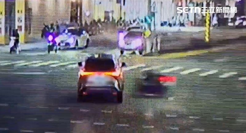 高雄三民區發生嚴重車禍，休旅車路口違規右轉，害22歲騎士斷腿命危。（圖／翻攝畫面）