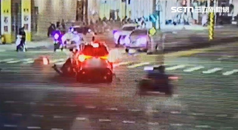 休旅車與機車發生碰撞，22歲騎士左腿嚴重骨折，一度失去生命跡象。（圖／翻攝畫面）