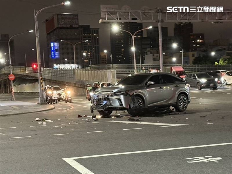 高雄三民區發生嚴重車禍，休旅車路口違規右轉，害22歲騎士斷腿命危。（圖／翻攝畫面）