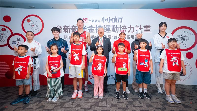 台新新光金控啟動「運動培力計畫」,除延續籃球、高爾夫等贊助外,新增霹靂舞、電競及跆拳道,以多元資源培育體育人才。同時透過「小小培力營」及偏鄉校園推廣,由專業選手傳承經驗,並設立亞運奪牌激勵金,以具體行動支持選手征戰國際,實踐永續企業承諾。(圖/台新新光金控提供)