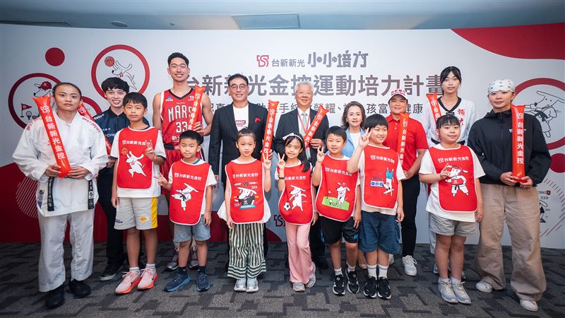台新新光金控啟動「運動培力計畫」,除延續籃球、高爾夫等贊助外,新增霹靂舞、電競及跆拳道,以多元資源培育體育人才。同時透過「小小培力營」及偏鄉校園推廣,由專業選手傳承經驗,並設立亞運奪牌激勵金,以具體行動支持選手征戰國際,實踐永續企業承諾。(圖/台新新光金控提供)