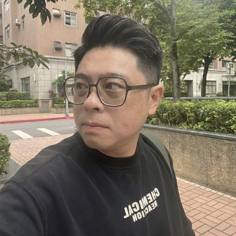 AI時代創業門檻大降，一人公司變現成為可能。洪儒明透過多個AI工具協作，從網站架設到出版系統，成功解決客戶痛點並實現變現。重點不在於工具本身，而在於找到「有人願意付錢」的真實需求，讓AI成為極致的獲利槓桿。（圖／洪儒明提供）