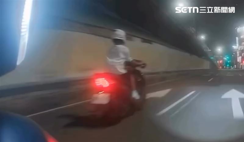 後方行車記錄器拍下,黎男高速行駛呼嘯而過,行駛在內側車道,是離民族陸橋最近的距離(圖/民眾提供)