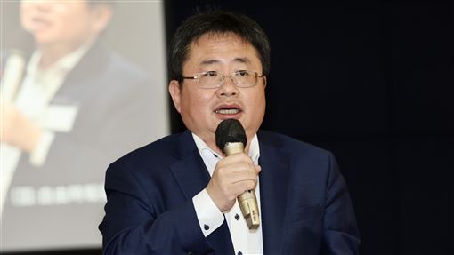 矢板明夫遇襲　民團籲加嚴陸港澳來台審查（1）印太戰略智庫執行長矢板明夫（圖）日前在台中遭港籍人士襲擊，信民協會9日在台北舉行記者會，呼籲政府加嚴陸港澳人士來台審查；矢板明夫表示，面對暴力如果選擇沉默的話，暴力一定會得寸進尺，只有愈多的人站起來，民主自由才能被守得住。中央社記者張皓安攝　115年7月9日