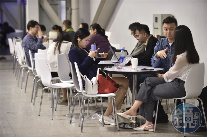 上班族退休後,勞退選月領有機會降低所得稅負,且帳戶餘額仍可參與收益分配。(圖/鏡週刊)