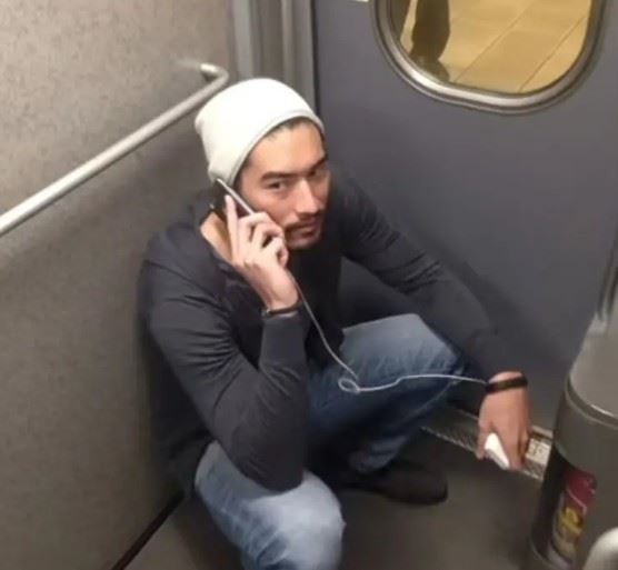 近日，一組從未公開的生活照首度曝光，只見高以翔蹲在高鐵車廂玄關低調講電話，毫無明星架子。（圖／翻攝自小紅書）