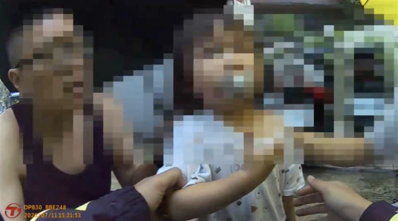 員警二話不說將這名「奶嘴妹」緊緊抱起救援。(圖/翻攝畫面)