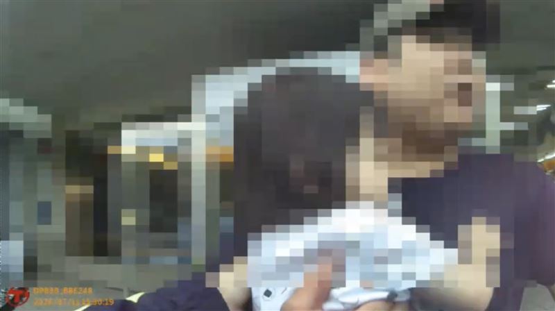 經警方比對特徵,警員立刻帶著她趕往超商與父親相認。(圖/翻攝畫面)