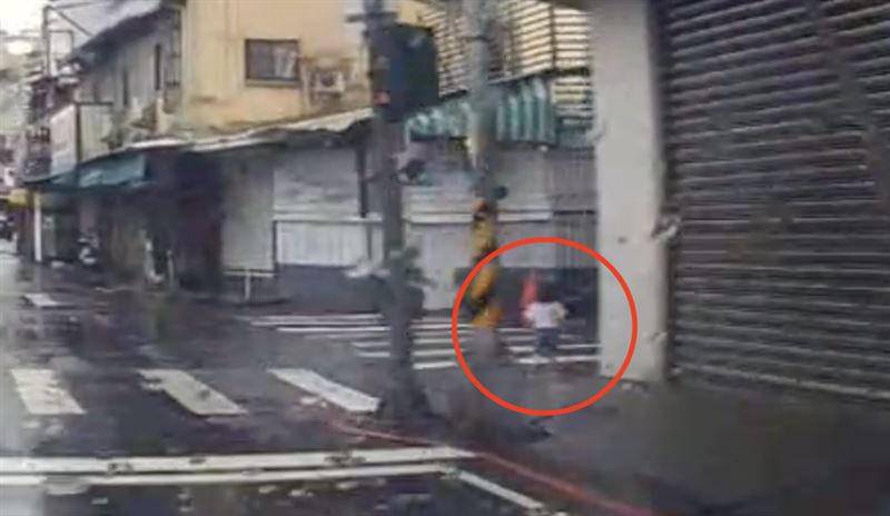 2歲女童颱風天離奇消失!暖警神直覺救下