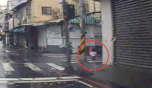 2歲女童颱風天離奇消失！暖警神直覺救下