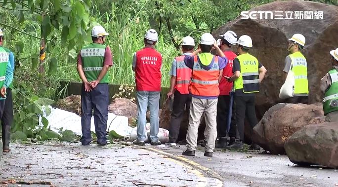 台北市北投區泉源路221號前有落石滑落路面(圖/翻攝畫面)