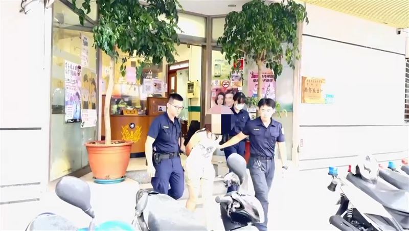 新北市中和區今(12日)凌晨一名卓姓女子吸食鴉片、依托咪酯及安非他命後上路。(圖/翻攝畫面)