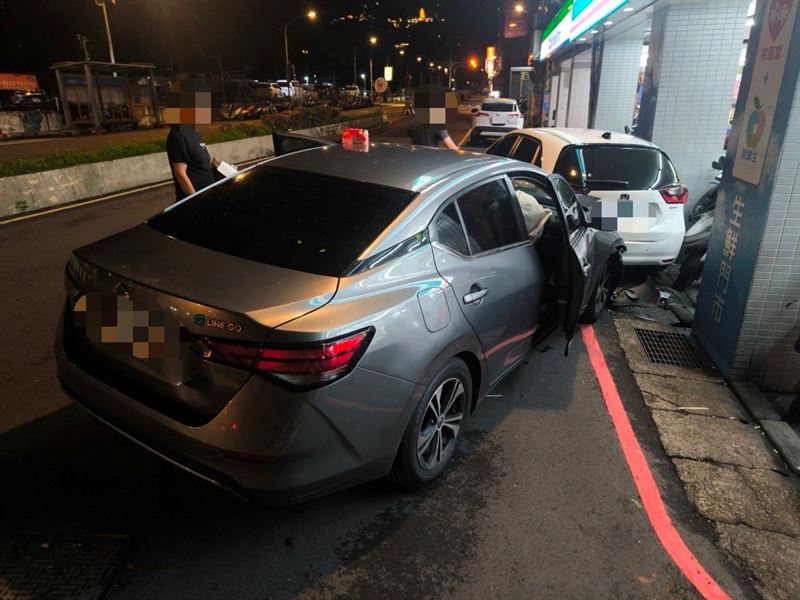 卓女載乘客唐男沿著興南路二段行駛時,突失控撞擊前方小客車。(圖/翻攝畫面)