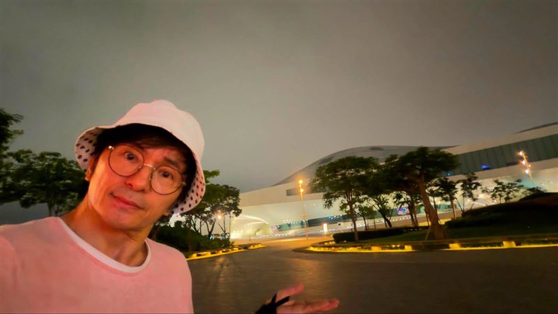 唐從聖無奈,高雄無風無雨卻因政策必須取消演出,害劇團損失百萬。(圖/翻攝自唐從聖臉書)