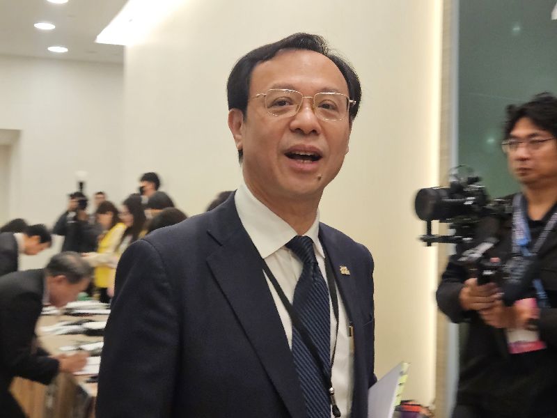 衛福部長石崇良(前)12日出席「2026台灣醫法醫政論壇」,他會前受訪表示,接連發生中聯留樣油合格,但下游產品超標,樣本已無法信賴,由檢調釐清是否涉及檢體造假
