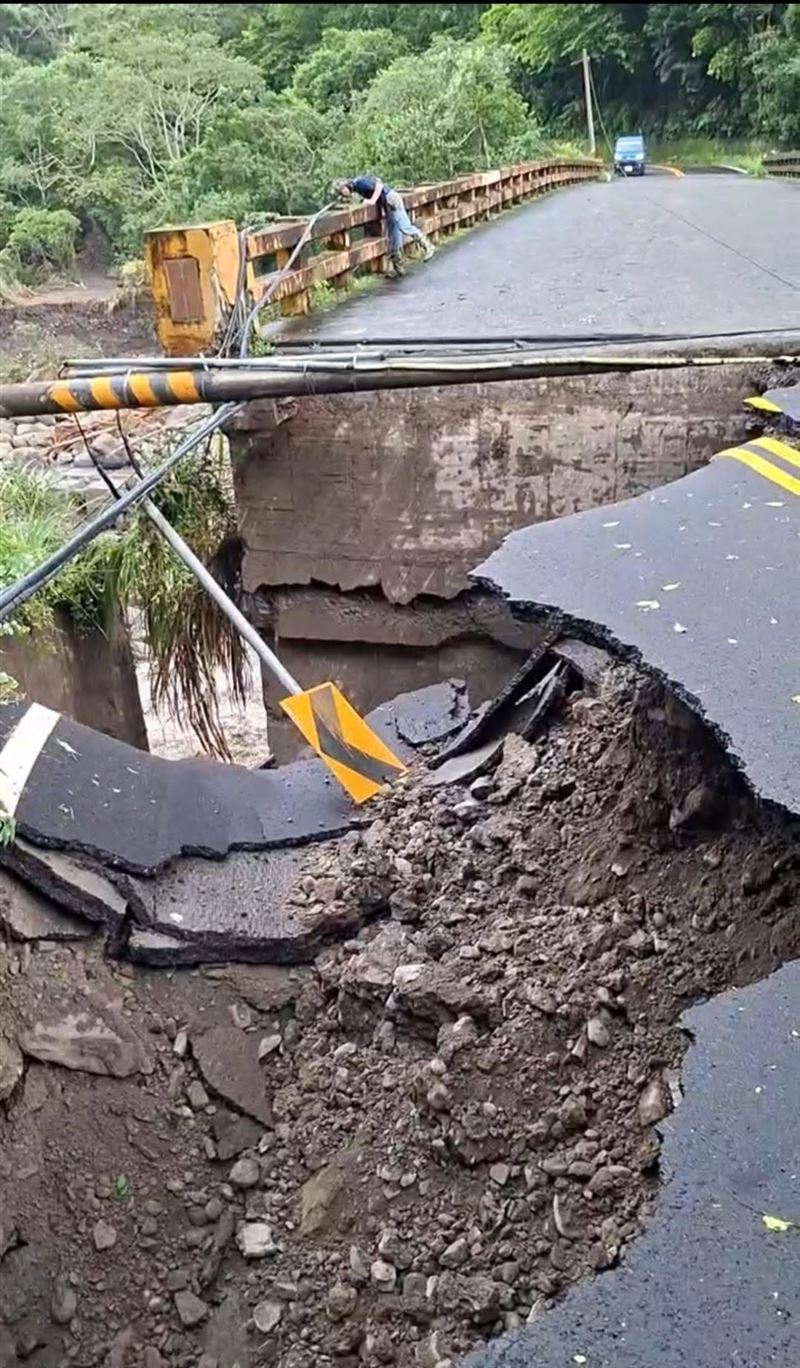颱風雨量狂灌進南庄鄉,導致301農路慘被掏空。(圖/楊文昌提供)