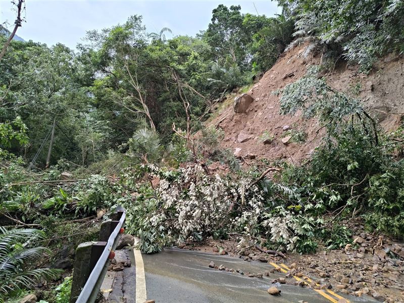 狂風暴雨侵襲苗栗山區,造成多處路面覆蓋大量泥沙。(圖/楊文昌提供)