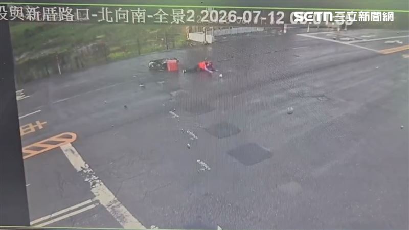 外送員被撞的莫名其妙,一臉錯愕。(圖/翻攝畫面)