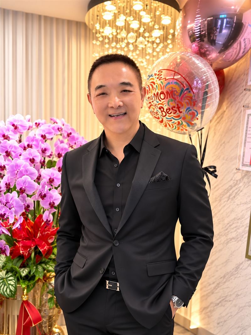 小亮哥(王培芳)突整尊大改。(圖/業者提供)