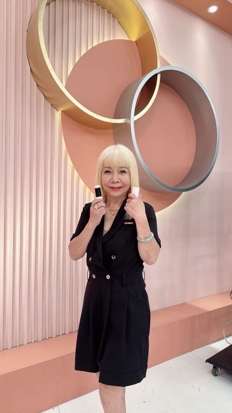 萁媽現年約67歲。(圖/業者提供)