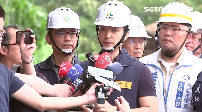 台北市北投山區泉源路221號前11日發生落石崩落意外,蔣萬安今日到現場勘查(圖/翻攝畫面)