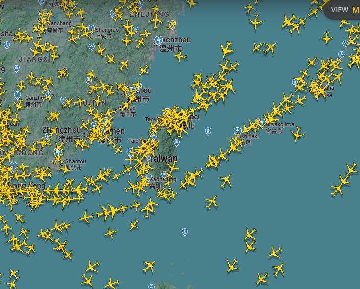 截至下午12時12分,仍有許多班機在飛行。(圖/取自flightradar24)