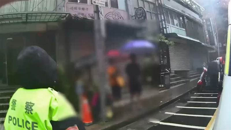 7旬老翁因低血糖在颱風天體力不支路倒,警方獲報後火速趕往現場救援。(圖/翻攝畫面)