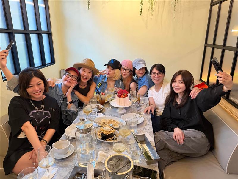 A-Lin(左2起)、Lulu等人替戴愛玲與温嵐慶生。(圖/翻攝自徐若瑄臉書)