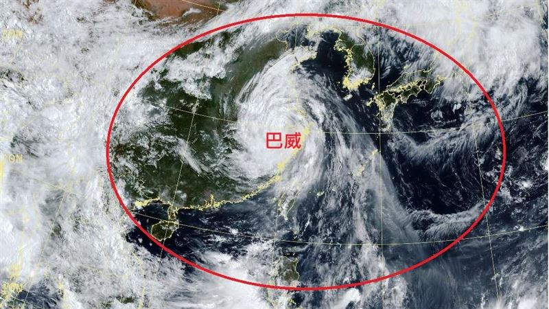 鄭明典分析衛星雲圖,警告未來幾天還是要避免從事長時間的登山活動。(圖/取自鄭明典臉書)