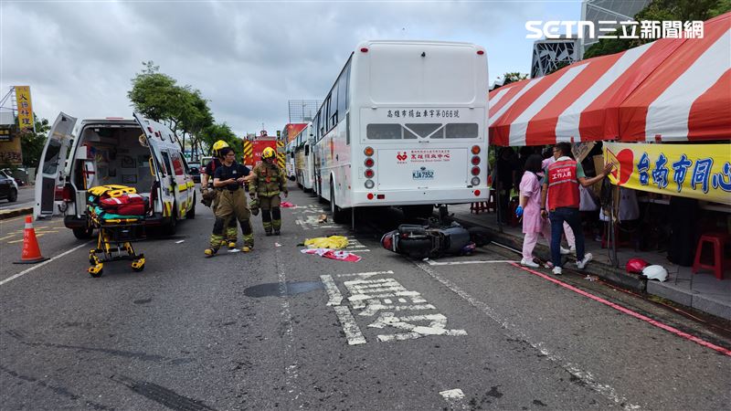 台南吳姓男子騎機車載妻子,不慎撞上待轉格騎士,2人連人帶車摔進捐血車底。(圖/翻攝畫面)