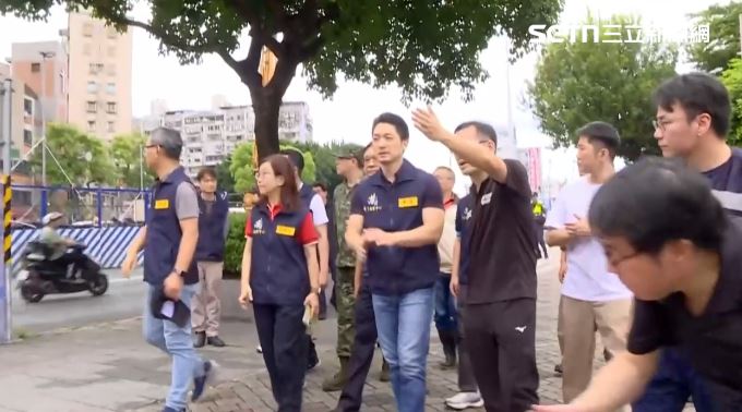 蔣萬安視察考場遭民眾嗆:不要作秀了啦