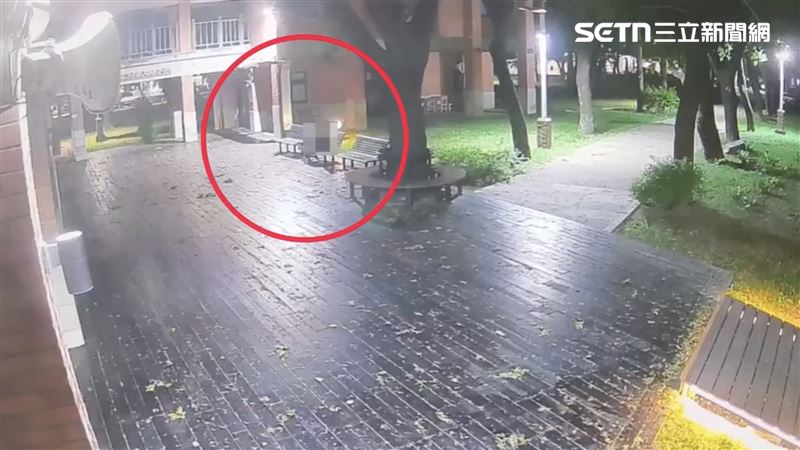 18歲李姓醫專生一開始先是坐在木平台長椅上喝酒。(圖/翻攝畫面)