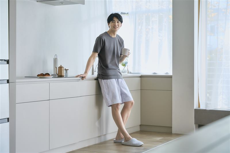 居家搭一件AIRism,告別不舒適。(圖/品牌業者提供)