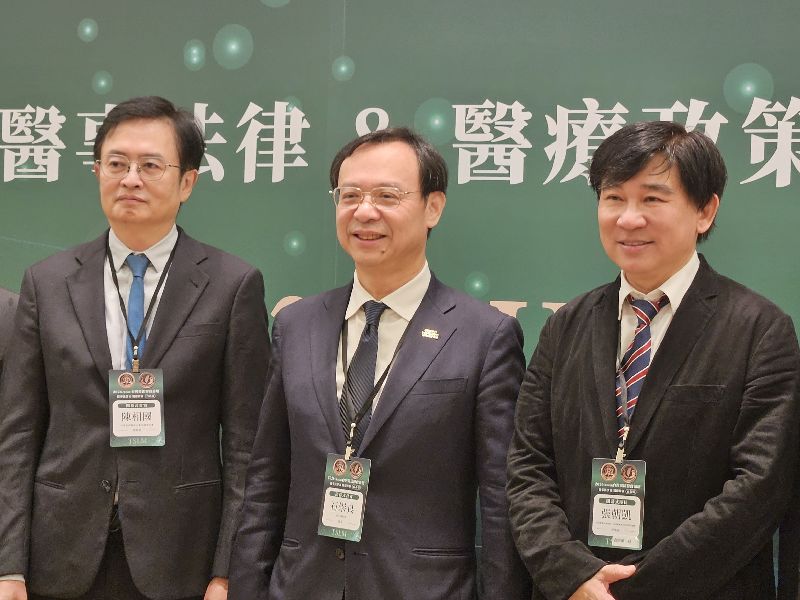 衛福部長石崇良(中)12日出席「2026台灣醫法醫政論壇」,針對中聯油品致癌物超標事件,會前受訪時提出源頭管理、製程管理、品質通報與透明公司治理機制等4大方向,盼補強食安制度缺漏