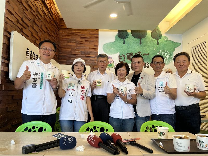 柯文哲赴台中市輔選民眾黨創黨主席柯文哲（左3）12日到台中市為黨籍市議員參選人輔選，並前往大坑知名的芋圓店品嚐芋圓冰品