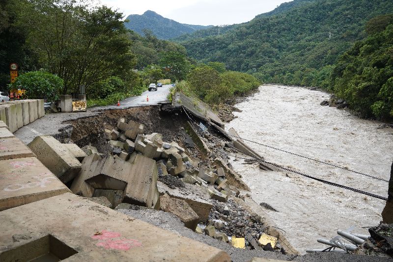 颱風造成新竹縣尖石鄉120號縣道堤防潰堤且路基掏空。（圖／新竹縣政府提供）